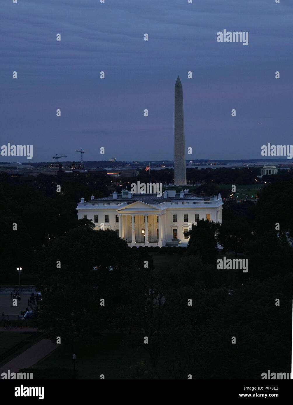 Washington, DC 2018/10/14, il lato nord della Casa Bianca al tramonto con il LaFayette Park. Foto di Dennis Brack Foto Stock