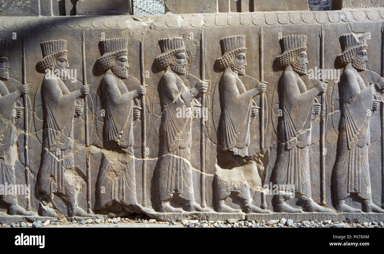 Persepolis. Rilievi delle scalinate monumentali della Apadana o Udienza (5a-6a secoli BC). Il sollievo dei immortali, persiano guardia imperiale con lance e scudi, dettaglio. Xerxes I (486-465 a.C.) e di Artaserse I (464-425 a.C.) periodo. Repubblica islamica di Iran. Foto Stock