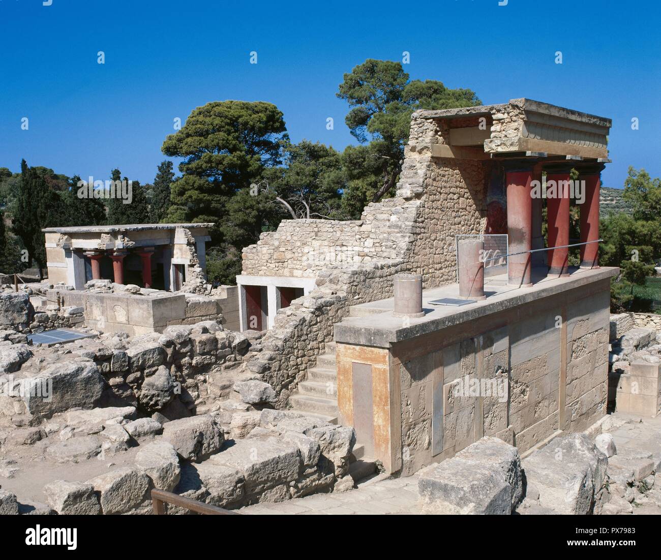 Palazzo di Cnosso (1700-1450 a.C.). Ingresso Nord (in primo piano) e Nord bacino lustrale (sfondo). Creta. La Grecia. Foto Stock