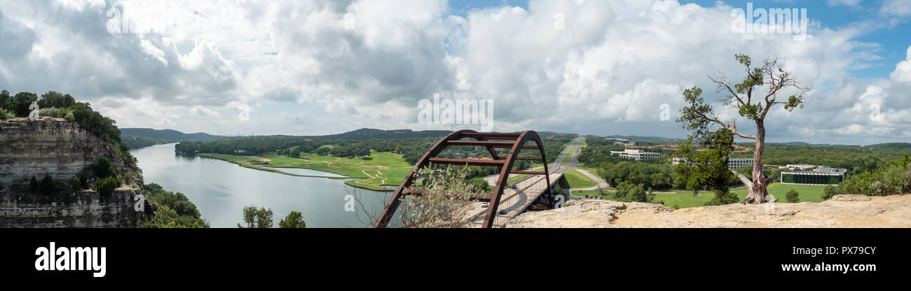 Ampio panorama del Lago Austin con il centro in background e la 360 Brdige in primo piano Foto Stock