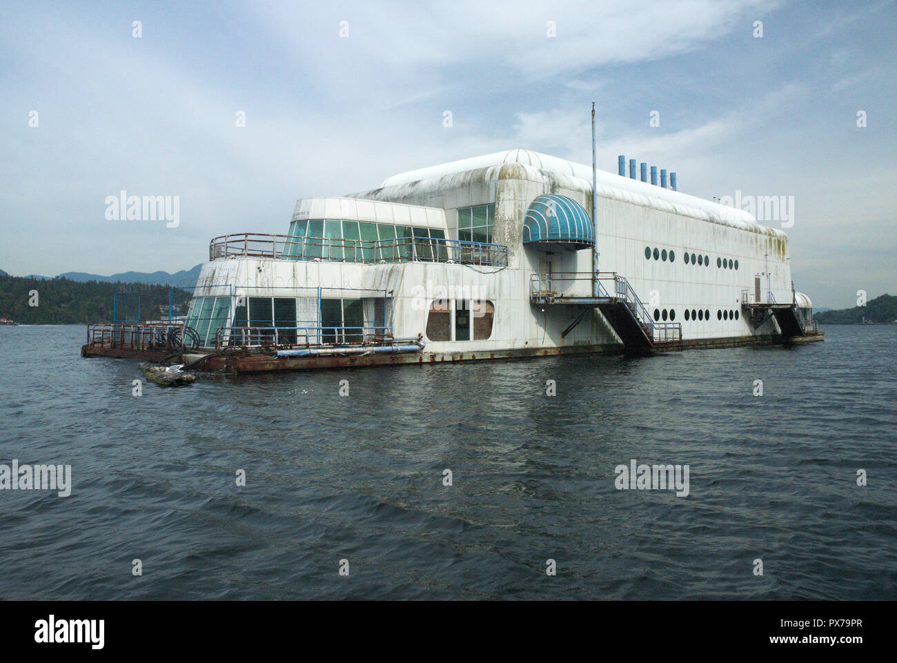 McBarge riposa a Burrard Inlet dopo l'Expo 86 a Vancouver, British Columbia, Canada Foto Stock