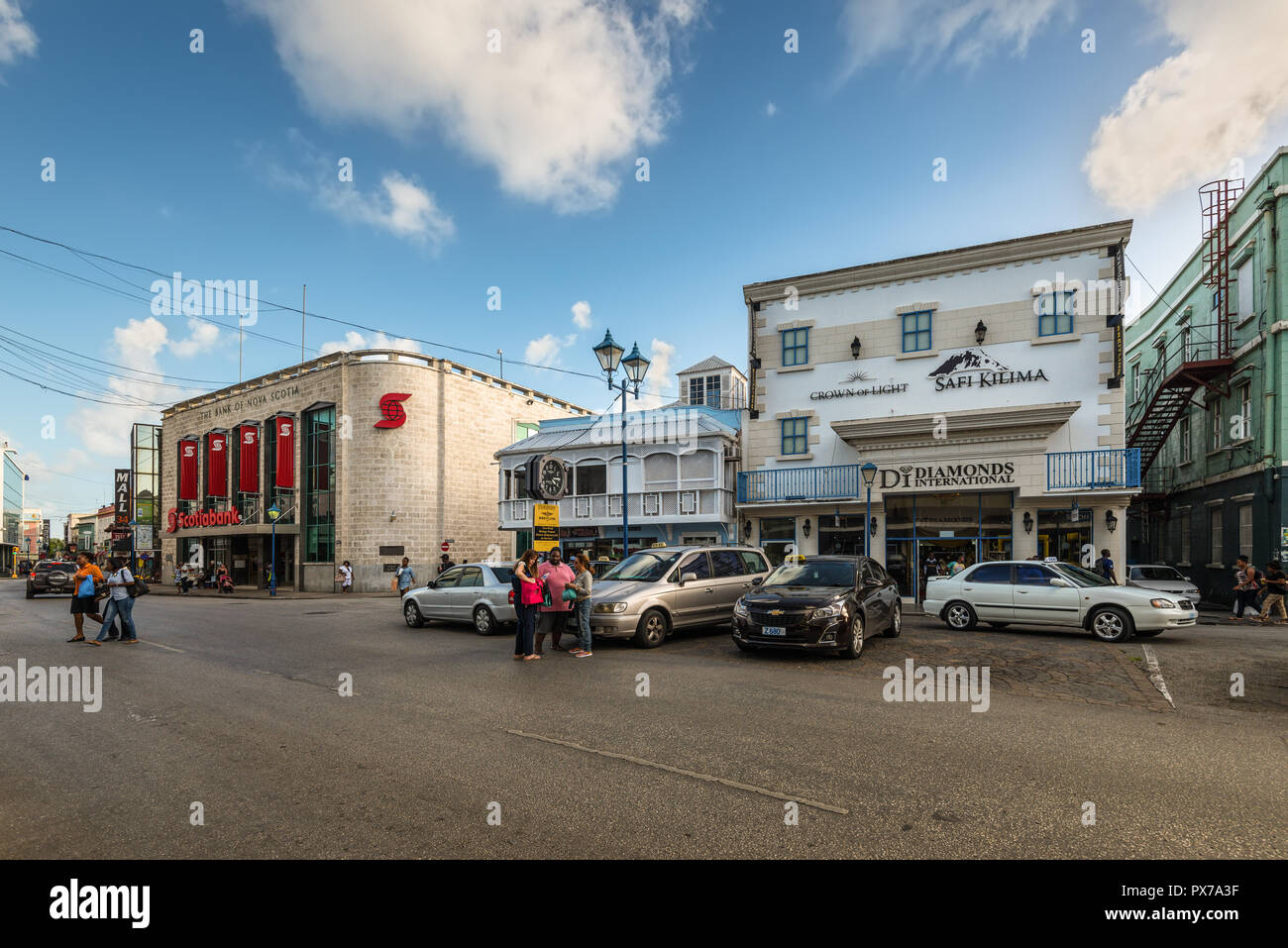 Bridgetown, Barbados - Dicembre 18, 2016: persone locali per le strade del centro città di Bridgetown, Barbados, dei Caraibi. Foto Stock