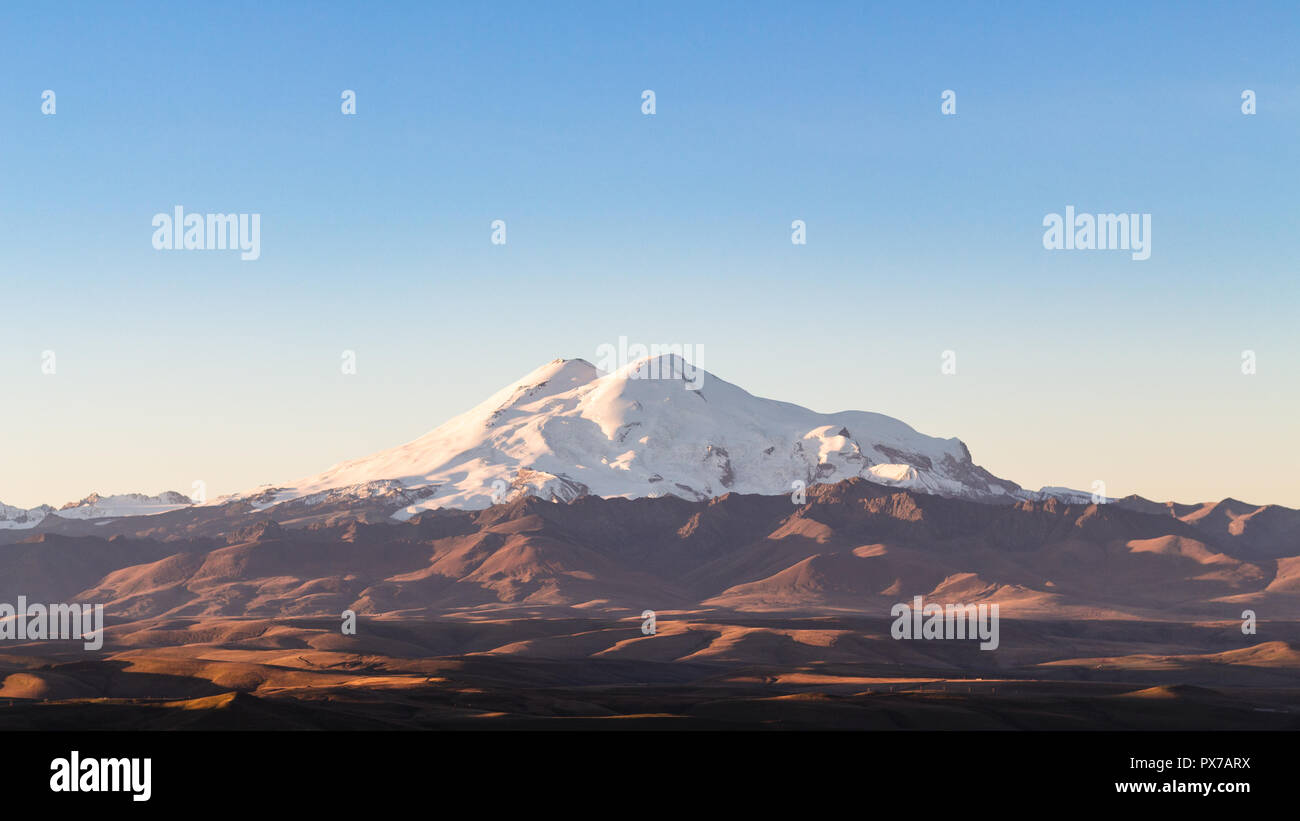 Viaggio nel Nord del Caucaso regione regione - Vista del Monte Elbrus da Bermamyt Plateau di sunrise Foto Stock