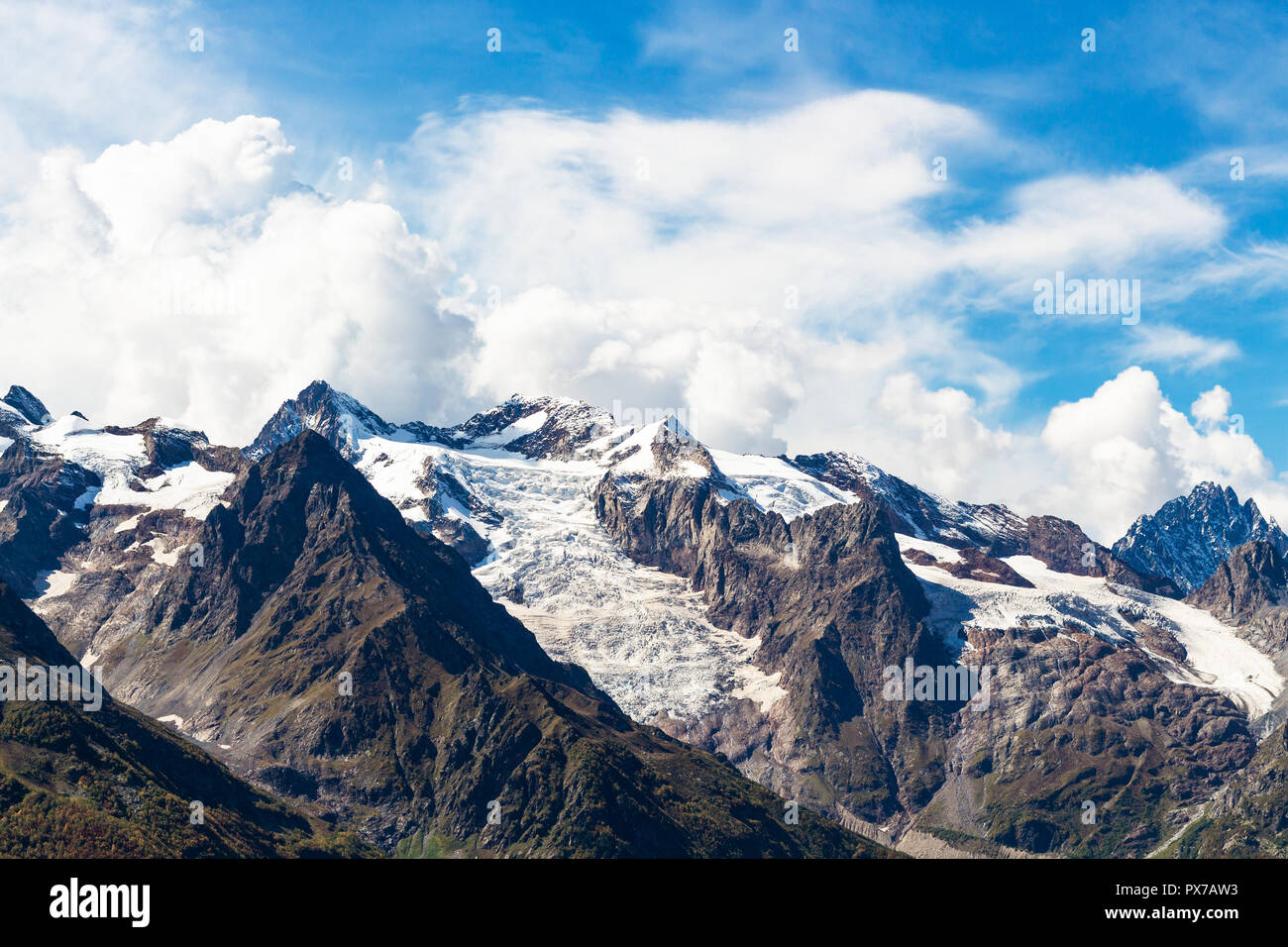 Viaggio nel Nord del Caucaso regione regione - coperto di neve e cime di montagna vicino Dombay resort village in Teberda Riserva naturale nella regione Karachay-Cherkessia Foto Stock