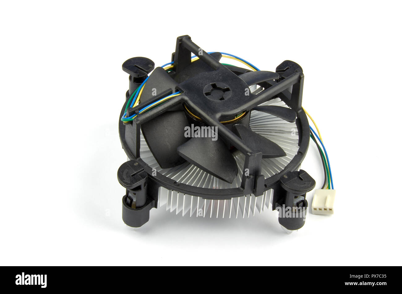 Vista ingrandita della ventola dello scambiatore di calore per computer, con pale in plastica e alluminio nervature, su sfondo bianco. Foto Stock