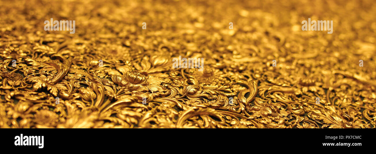 Sito web banner di stampaggio oro antico. Concetto di metalli preziosi di stampaggio. Foto Stock