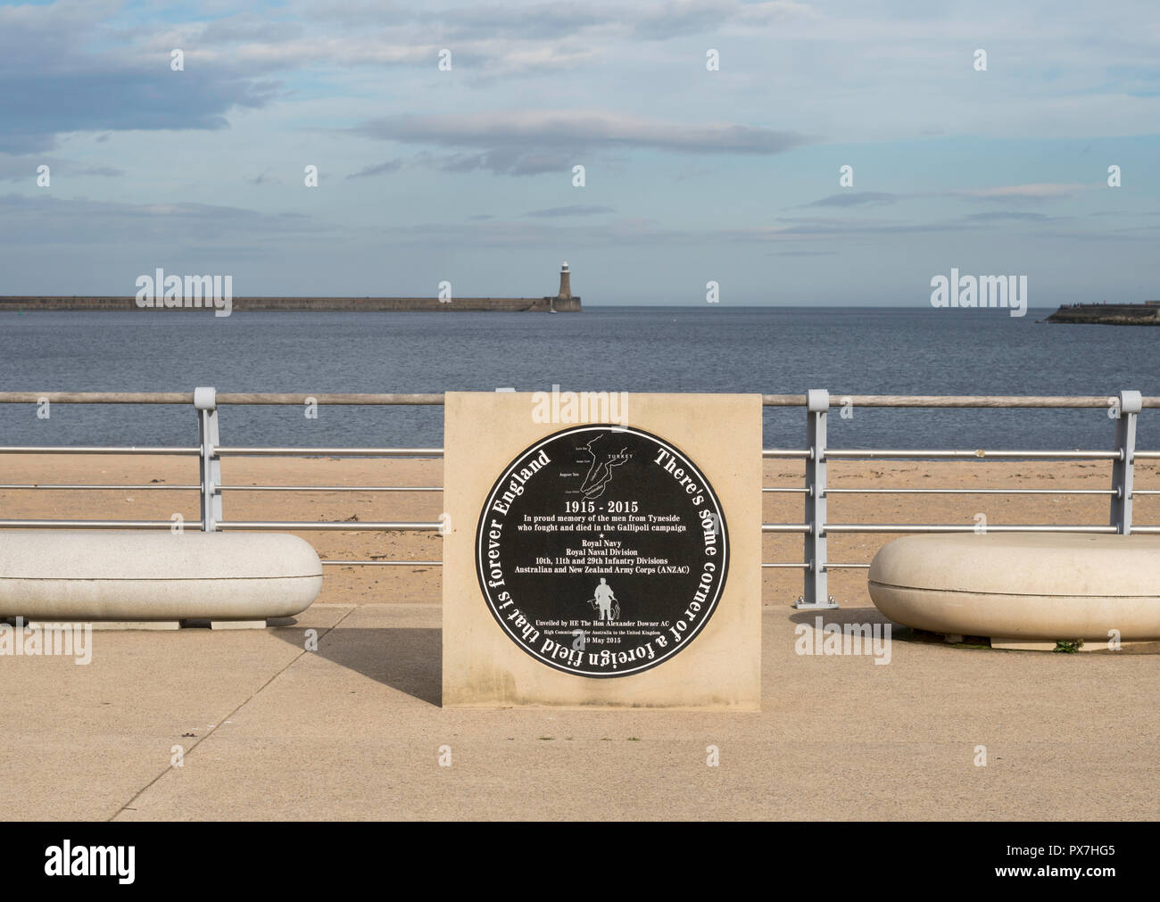 WW1 Gallipoli campaign memorial, che mostra John Simpson Kirkpatrick con il suo asino, sul lungomare di Littlehaven a South Shields, England, Regno Unito Foto Stock