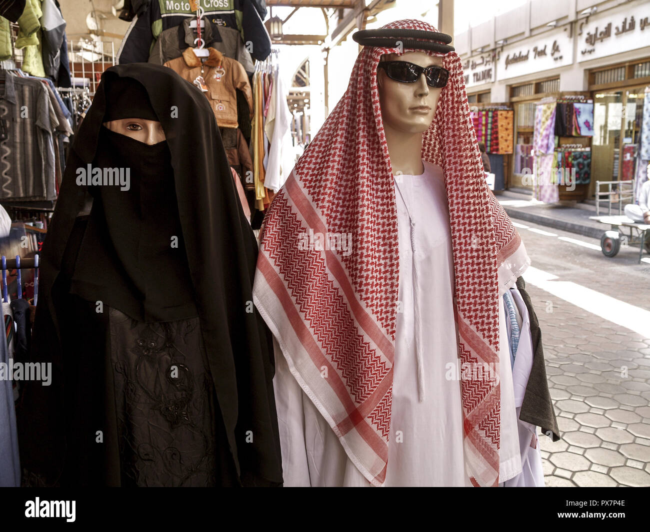 Dubai, manichini con sheik vestiti e musulmana e abiti da donna, Emirati  Arabi Uniti Foto stock - Alamy