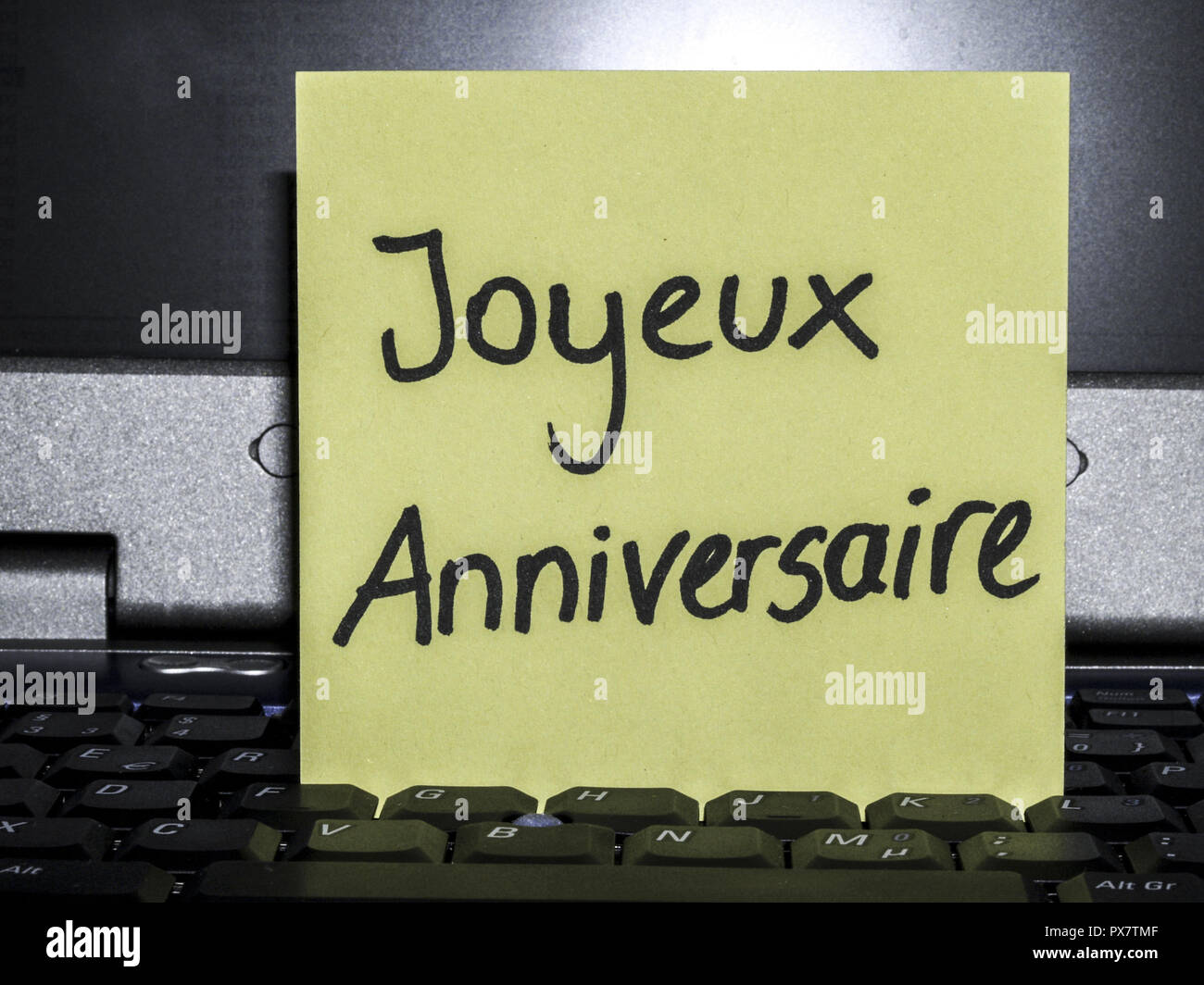 Nota Memo Sul Notebook Joyeux Anniversaire Buon Compleanno Foto Stock Alamy