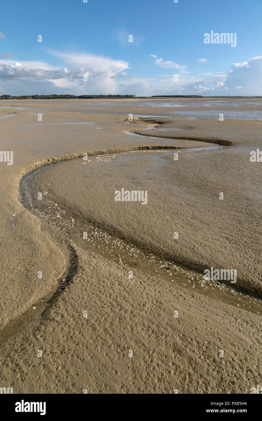 Piccolo fiume che scorre sulla spiaggia in mare, la baia della Somme, Piccardia, Francia Foto Stock