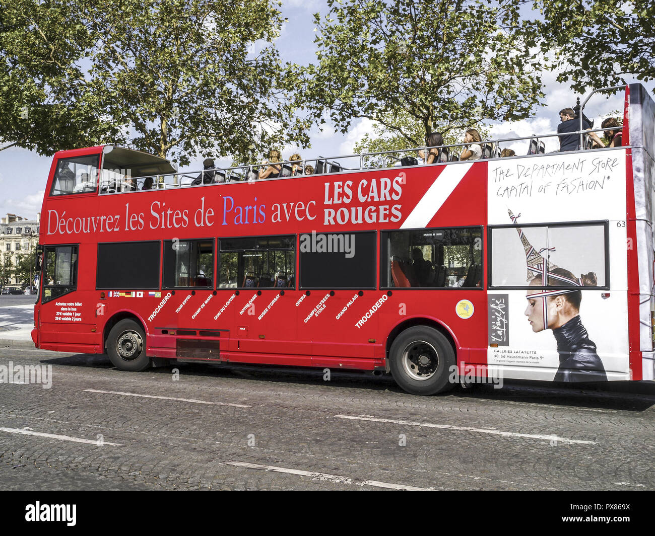 Les cars rouges immagini e fotografie stock ad alta risoluzione - Alamy