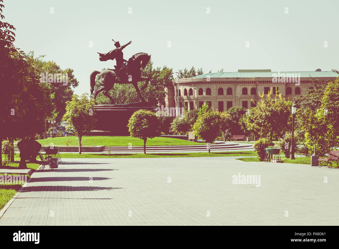 TASHKENT, UZBEKISTAN - Agosto 22, 2018: Monumento a salto di eroe nazionale Amir Temur a Tashkent, Uzbekistan. Foto Stock