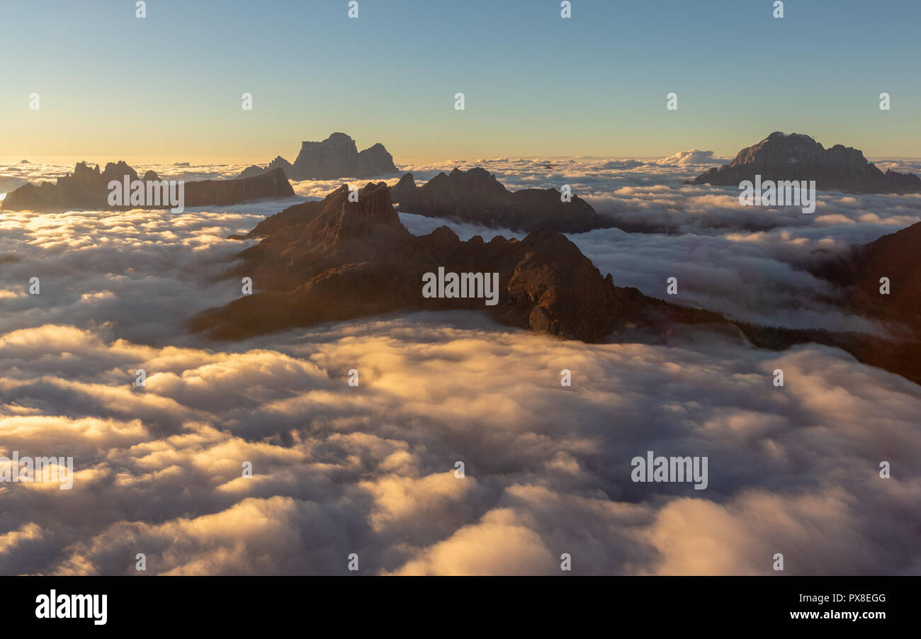 Le Dolomiti all'alba. Marea di nuvole. Foto Stock