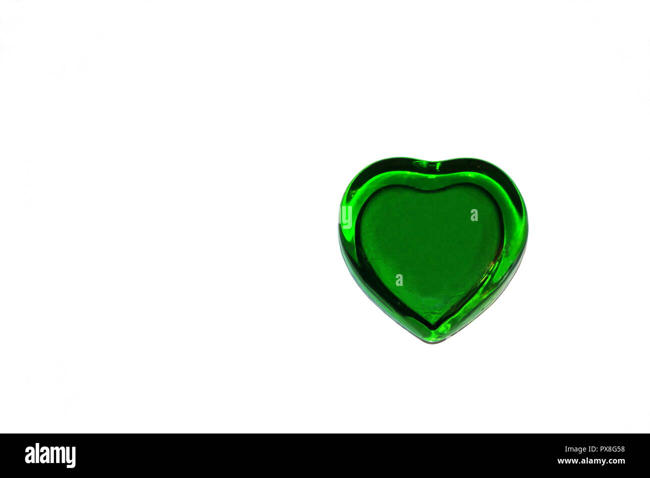 Un cuore verde fatto di vetro su sfondo bianco Foto Stock
