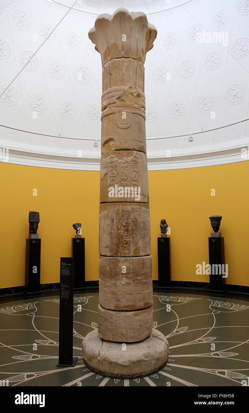 Colonna con capitale palmiform (c. 690-664 BC) dal Tempio di Taharqa, faraone della XXV dinastia, in Kawa, Antico Egitto. Foto Stock