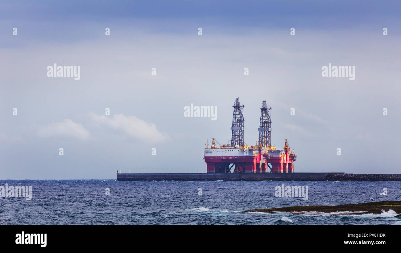 Due montanti di oil rig sul mare vicino alla costa. Foto Stock