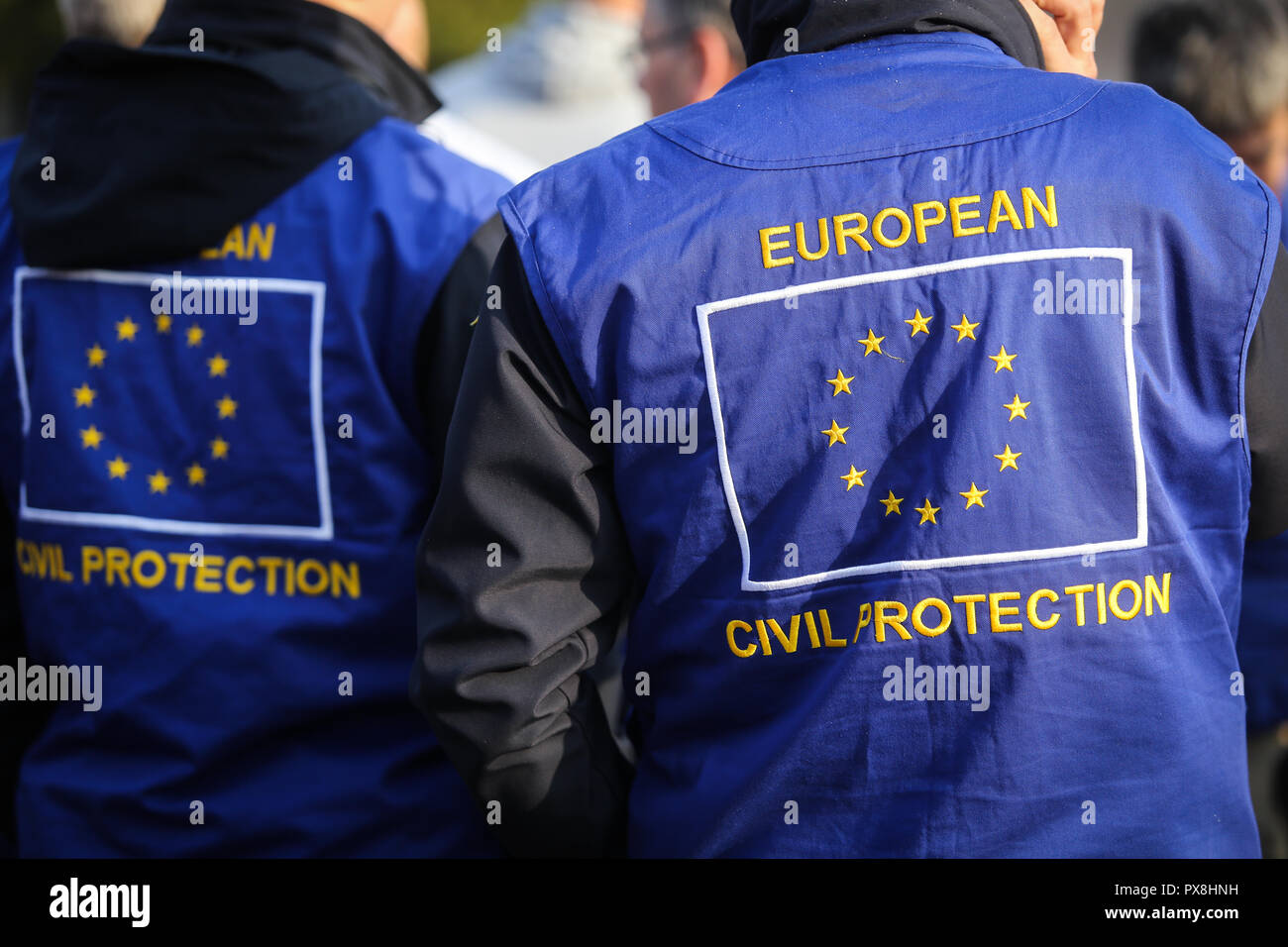 La protezione civile europea e le operazioni di aiuto umanitario uniforme su un uomo Foto Stock