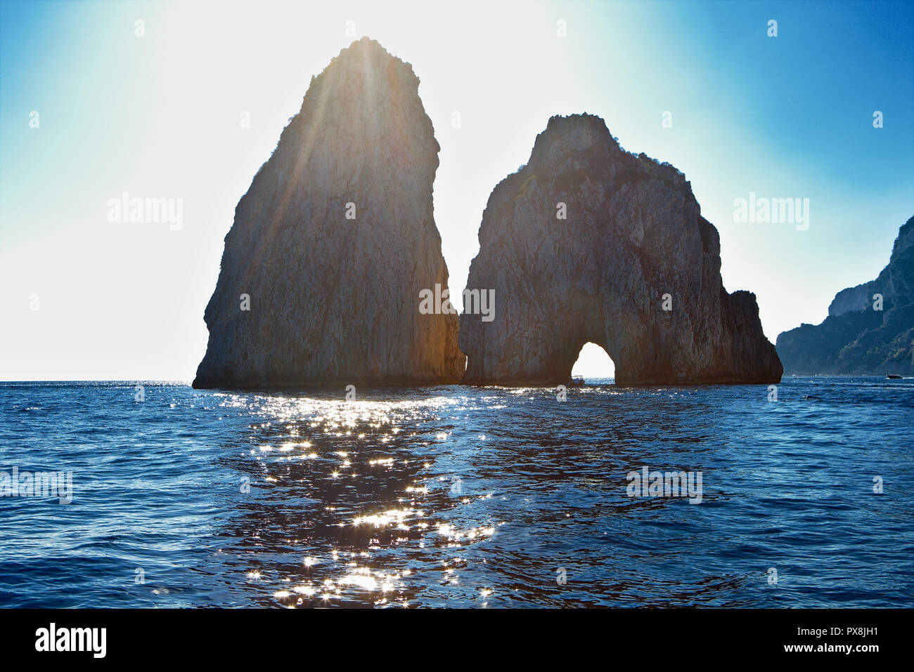 Bella roccia formazione al largo della costa di Capri Foto Stock