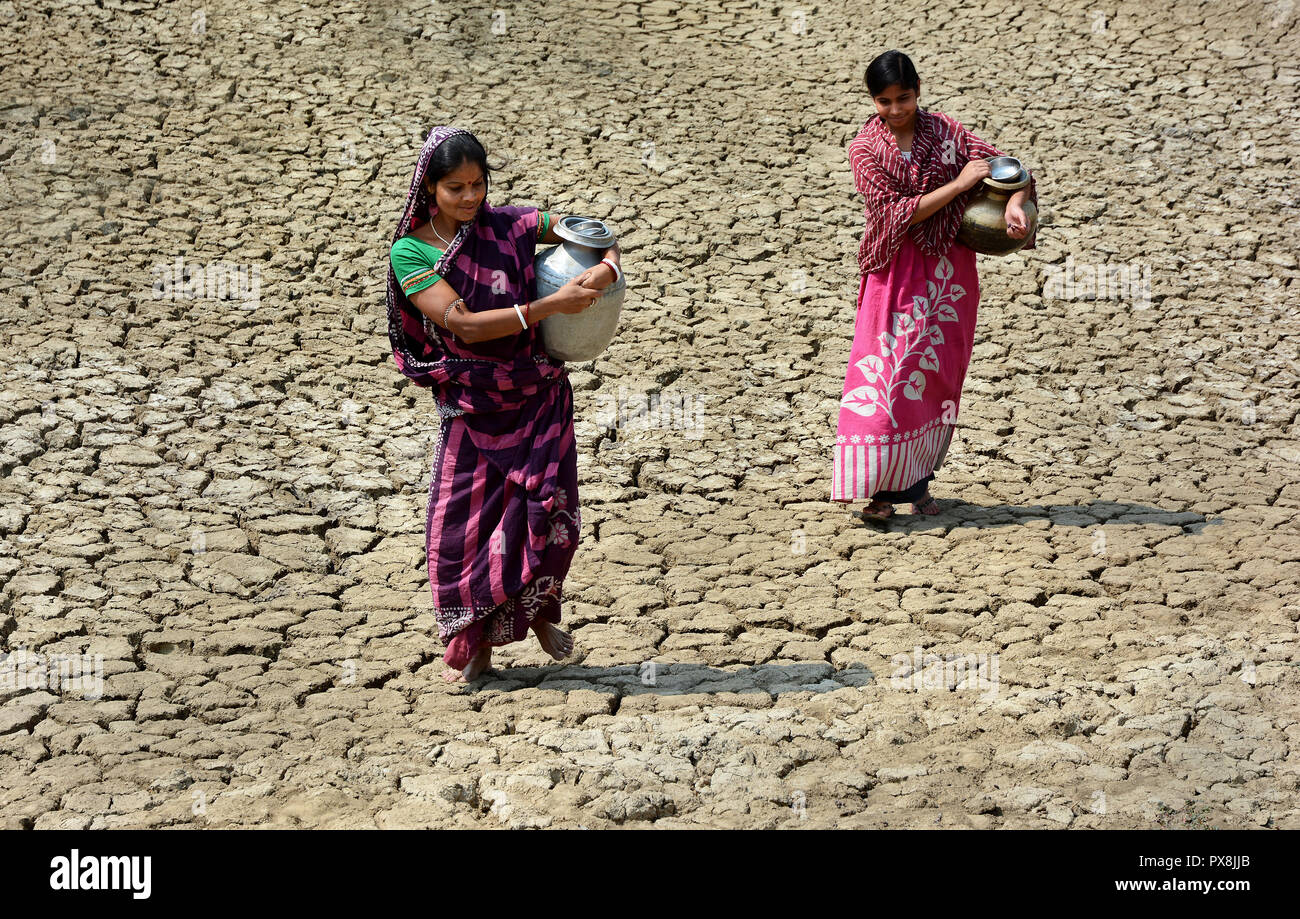 Lottando per acqua potabile. Foto Stock