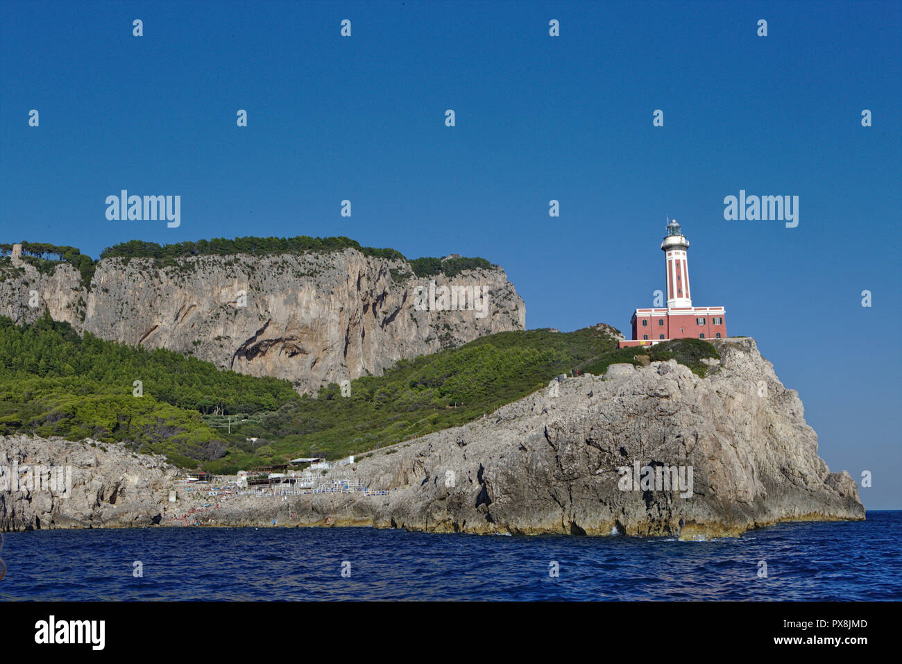 Vista di Capri Faro sulla scogliera dal mare Foto Stock