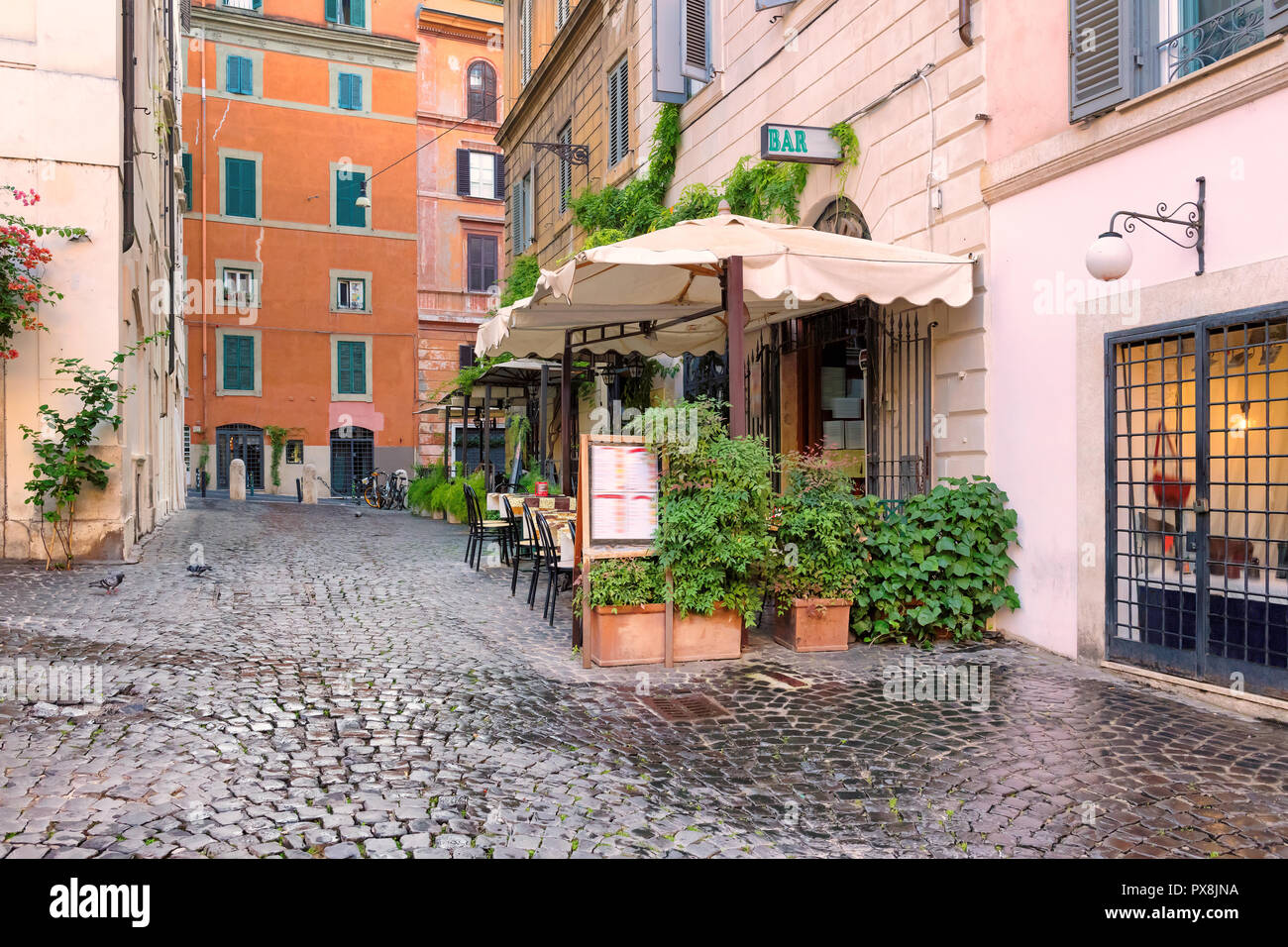 Vecchia strada accogliente a Roma al mattino Foto Stock