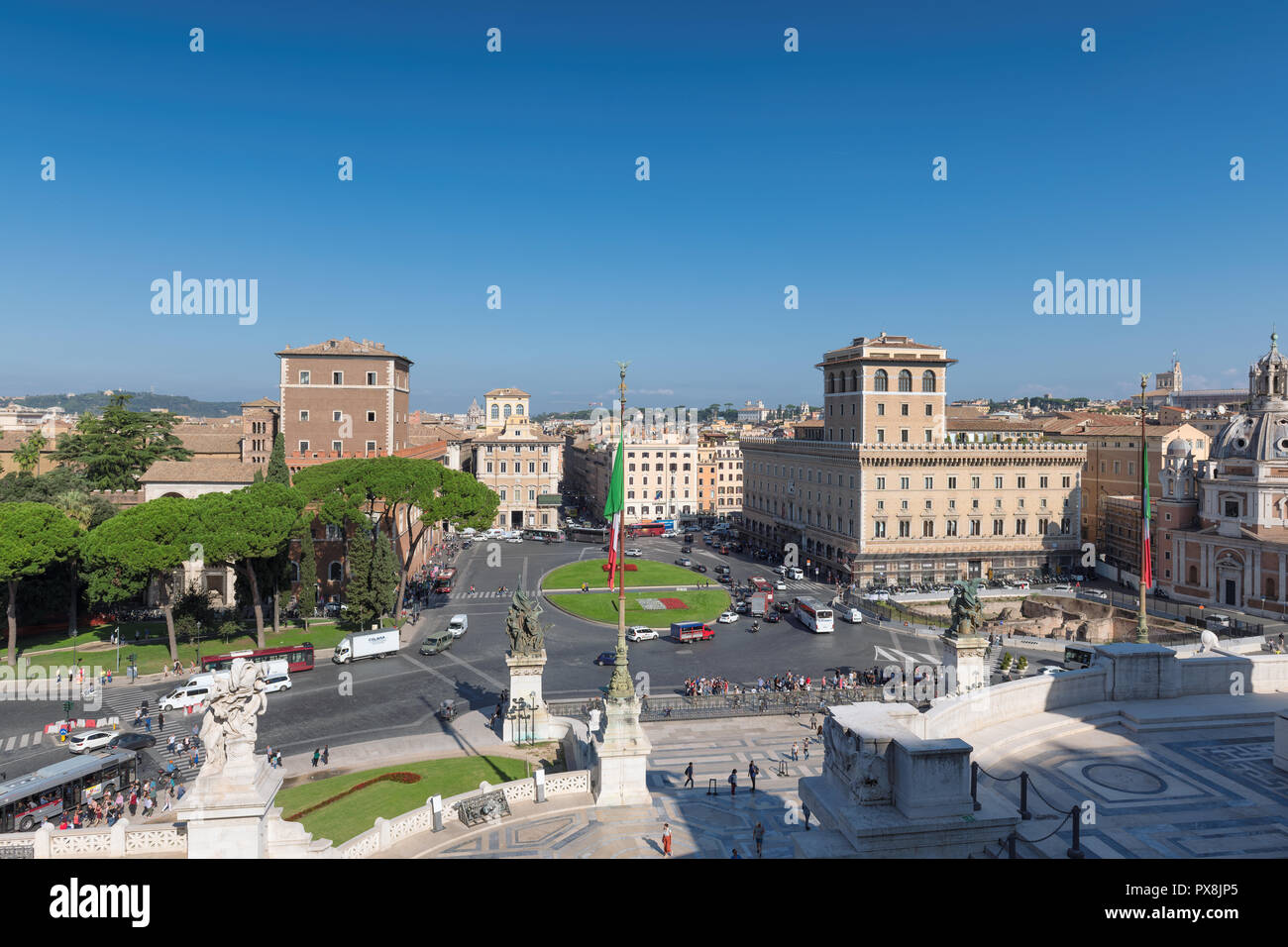Vista aerea di Piazza Venezia nella soleggiata giornata autunnale, Roma, Italia. Foto Stock