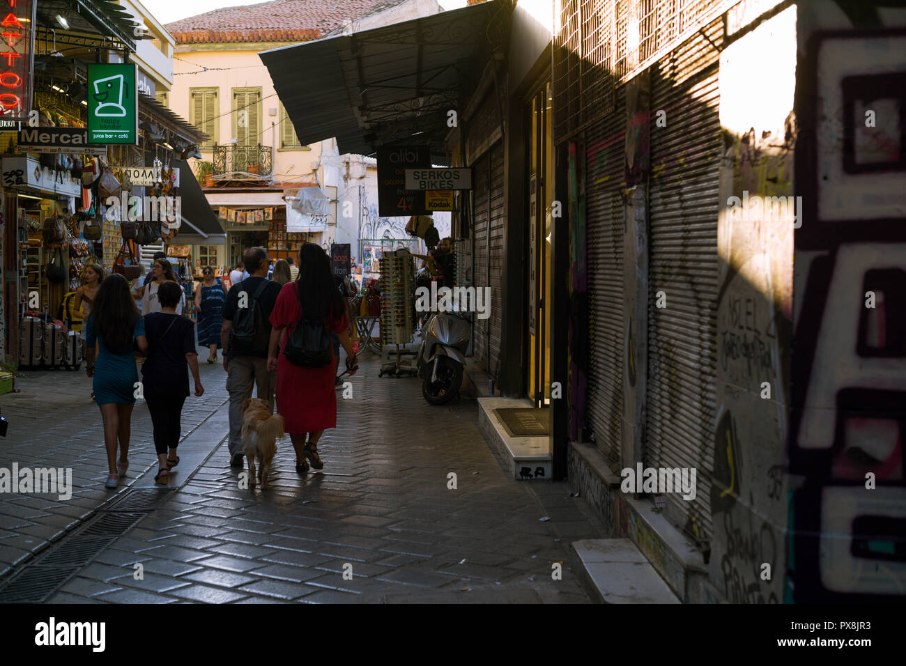 La gente che camminava Ifaistou street nel mercato delle pulci di Monastiraki, Atene Grecia. Foto Stock