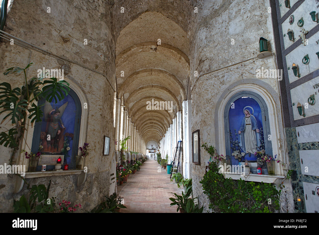 Vista del corridoio al cimitero di Amalfi Foto Stock
