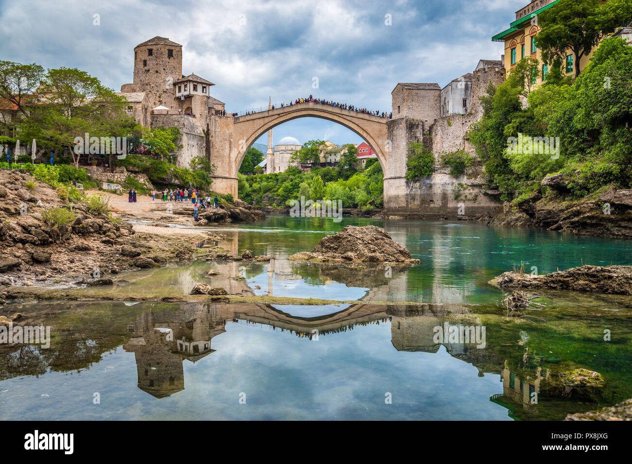 Visualizzazione classica del famoso Ponte vecchio di Mostar (Stari Most), un sito Patrimonio Mondiale dell'UNESCO dal 2005, in un giorno di pioggia con nuvole scure in estate Foto Stock
