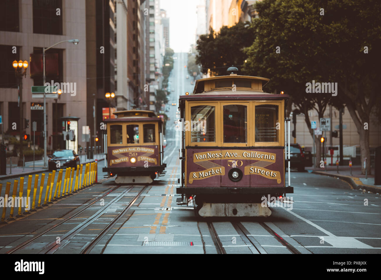 Classic vista panoramica del centro storico tram di San Francisco sulla famosa California Street al tramonto con retro vintage stile Instagram VSCO effetto filtro Foto Stock