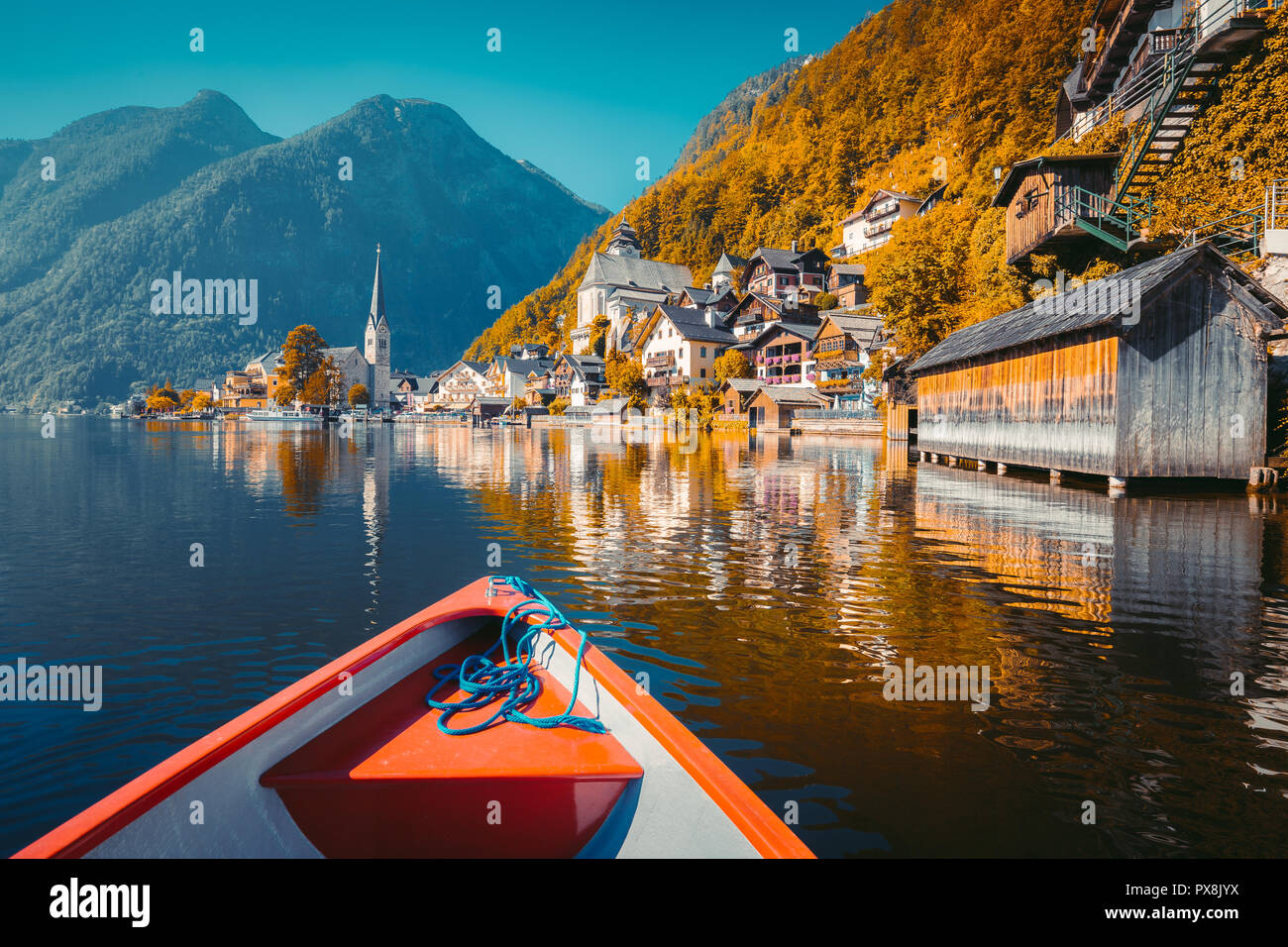 Visualizzazione classica del famoso Hallstatt Lakeside Town con tradizionale barca a remi Teal e Orange look, Austria Foto Stock