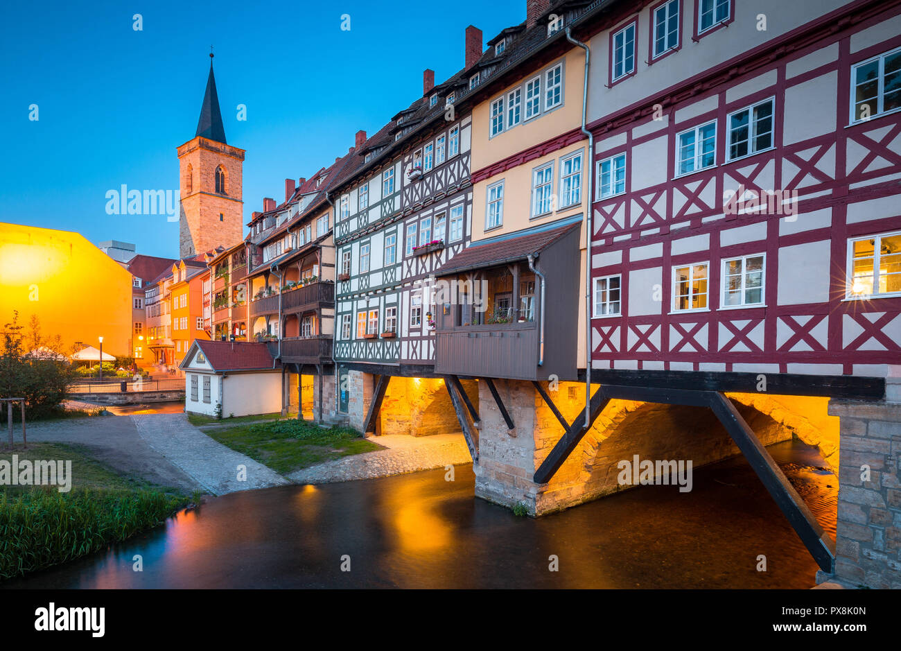 Classic vista panoramica del centro storico della città di Erfurt con il famoso ponte Krämerbrücke illuminata di bella twilight durante l ora di blu, Thüri Foto Stock