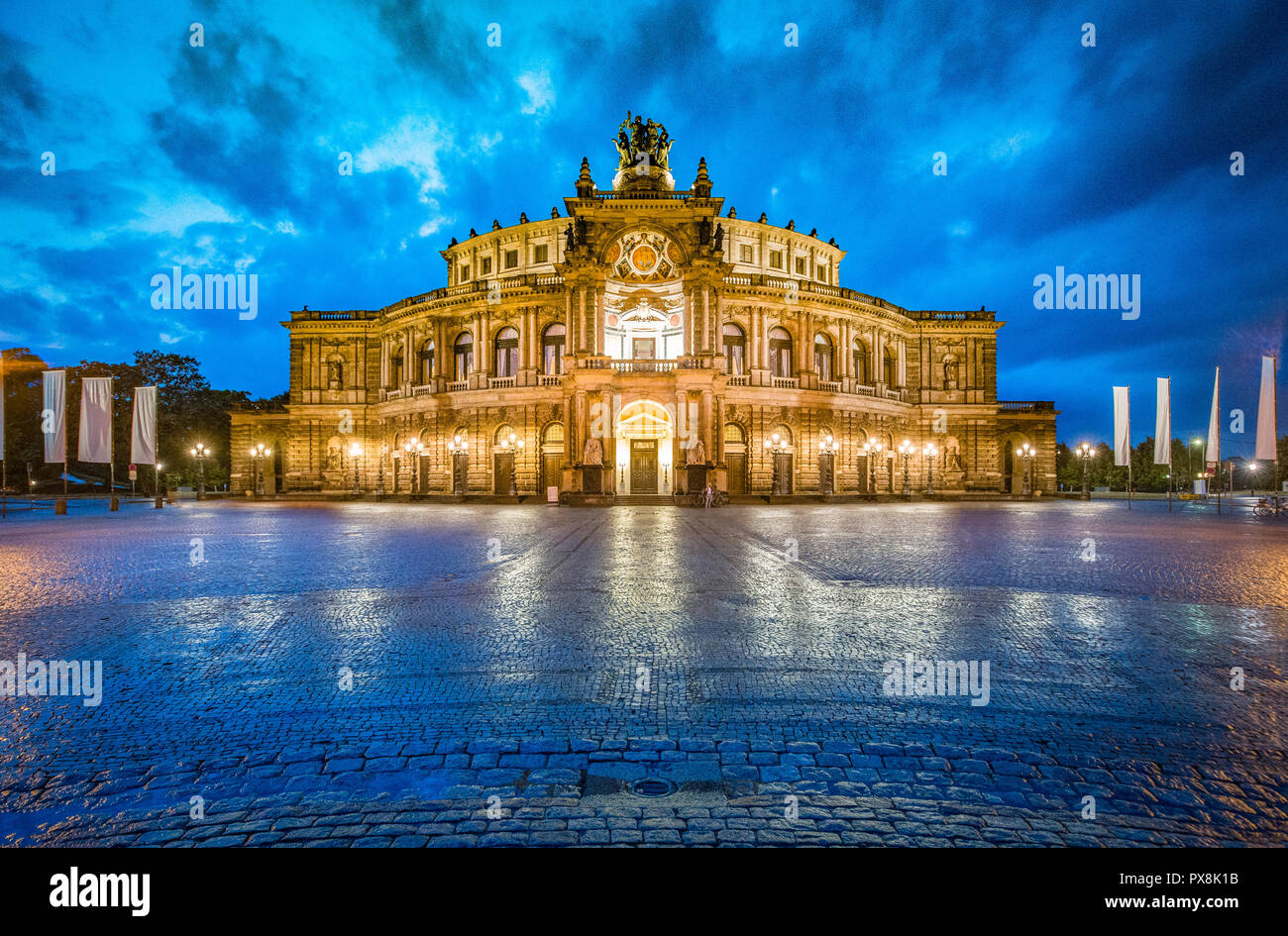 Classic vista crepuscolo della famosa Semperoper di Dresda illuminato nel bellissimo crepuscolo serale con drammatica cielo durante ore Blu al tramonto, Sassonia, Germa Foto Stock
