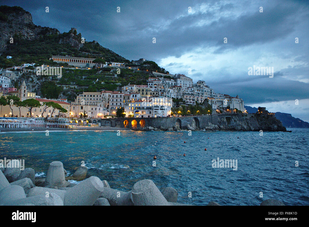 Vista di Amalfi dalla spiaggia al tramonto Foto Stock