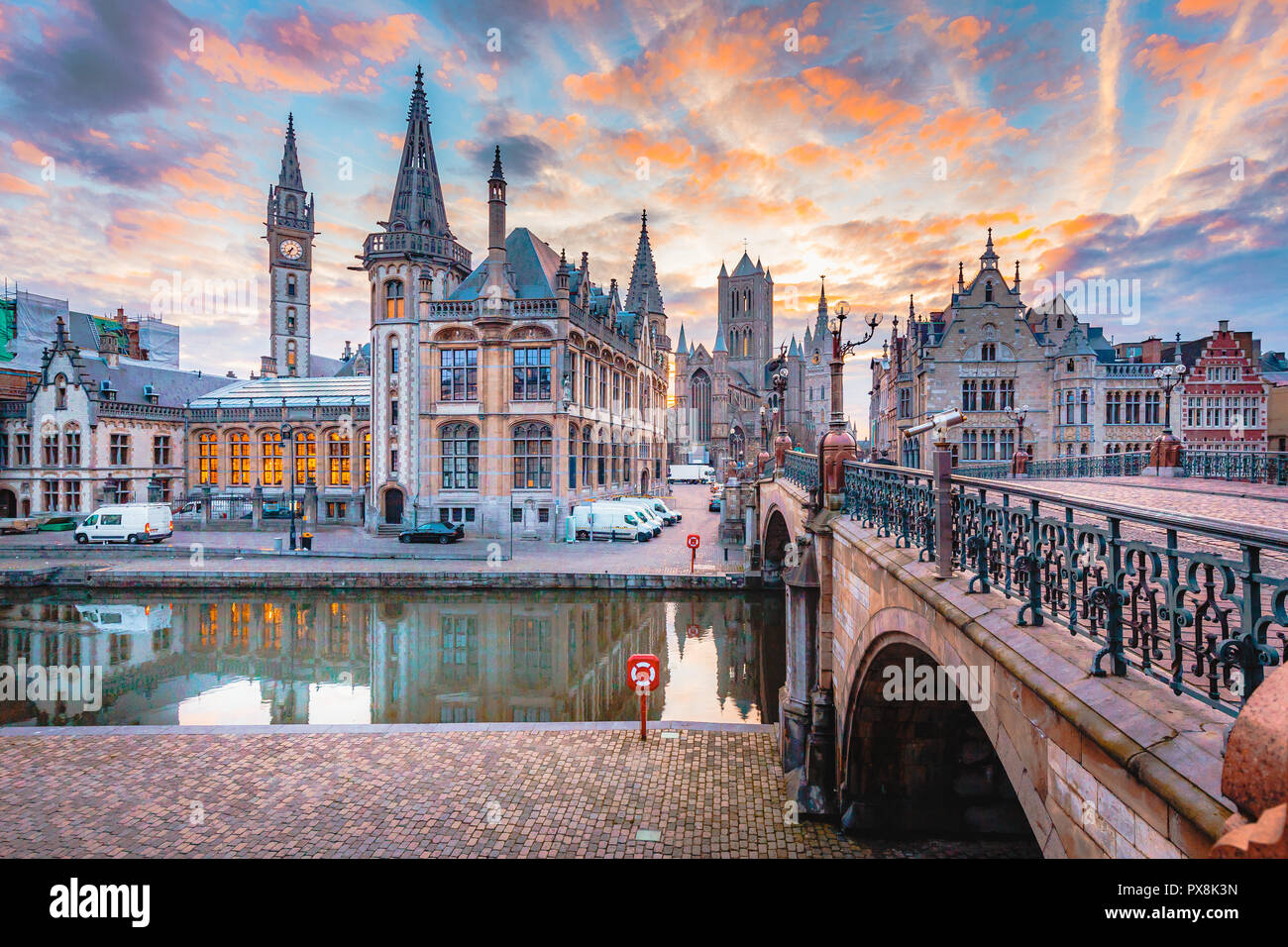 Vista panoramica del centro storico della città di Gand con il fiume Leie illuminato nel bellissimo twilight, Gand, Fiandre Orientali, Belgio Foto Stock