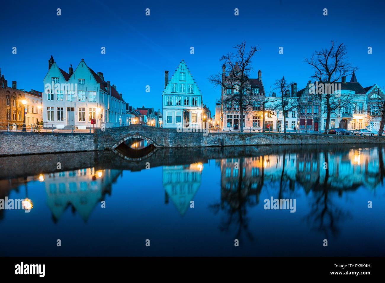Crepuscolo bella vista del centro storico della città di Brugge con vecchie case lungo il famoso Canal Potterierei accesa durante il blue ora al tramonto, Bru Foto Stock