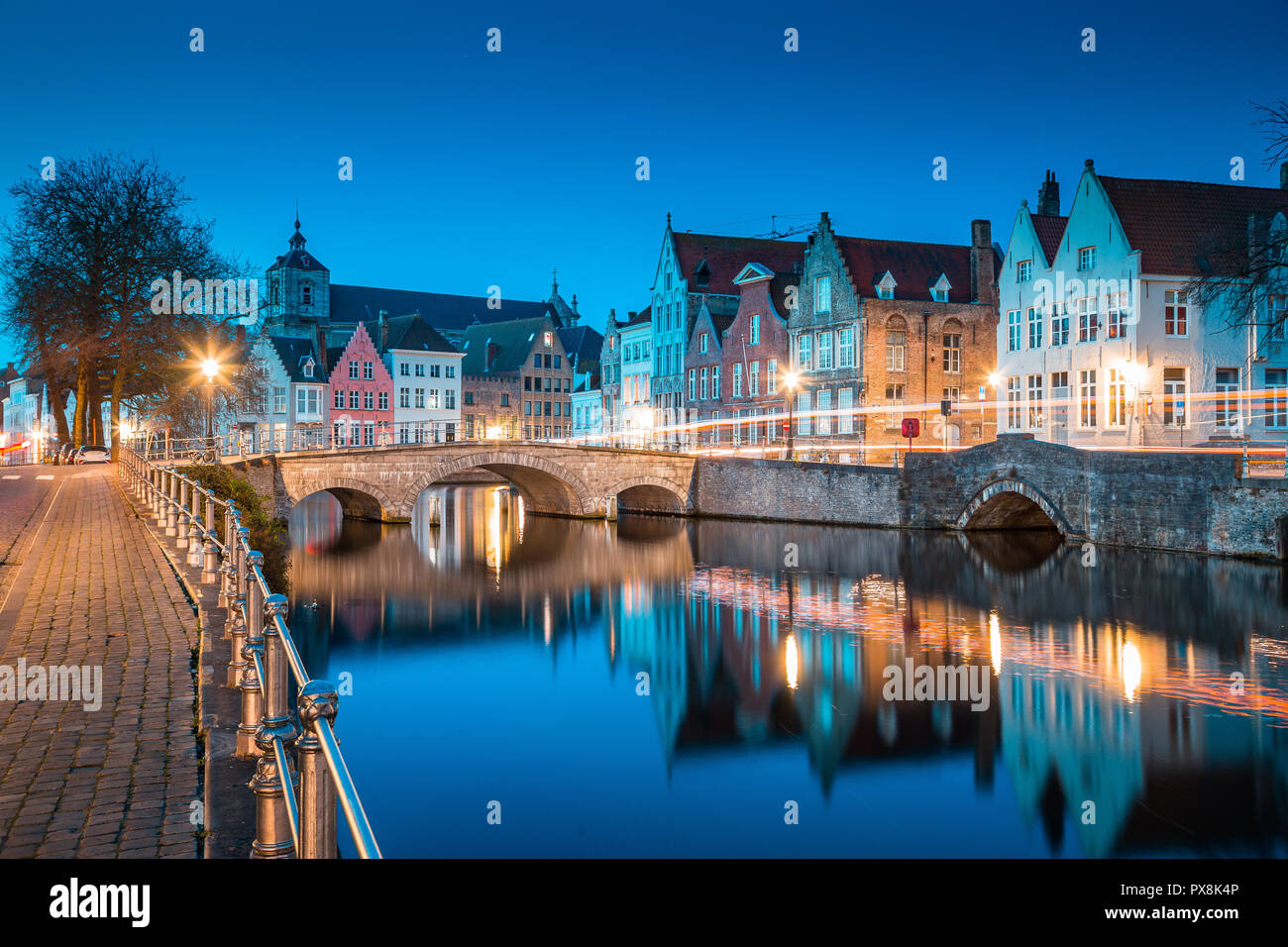 Classic crepuscolo panoramica vista del centro storico della città di Brugge durante la bella serata blue ora al tramonto, provincia della Fiandre Occidentale, Belgio Foto Stock