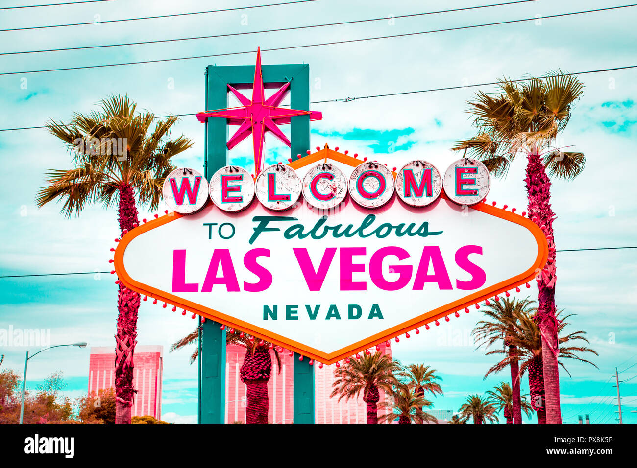 Visualizzazione classica di Benvenuto nella favolosa Las Vegas segno all'estremità sud della famosa Strip di Las Vegas su di una bella giornata di sole con cielo blu e nuvole, Foto Stock