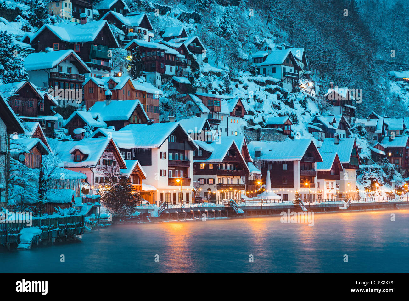 Vista panoramica del famoso Hallstatt Lakeside Town nelle Alpi nel crepuscolo mistico durante ore blu all'alba su un bel freddo nebbioso giorno in inverno, Salzk Foto Stock