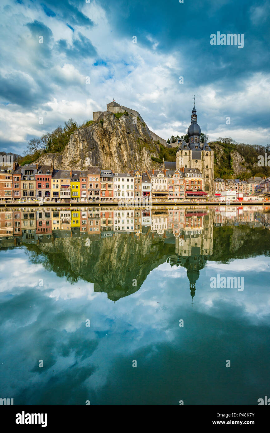 Visualizzazione classica della storica città di Dinant con scenic Fiume Mosa nella bellissima golden luce della sera al tramonto, provincia di Namur, in Vallonia, Belgio Foto Stock