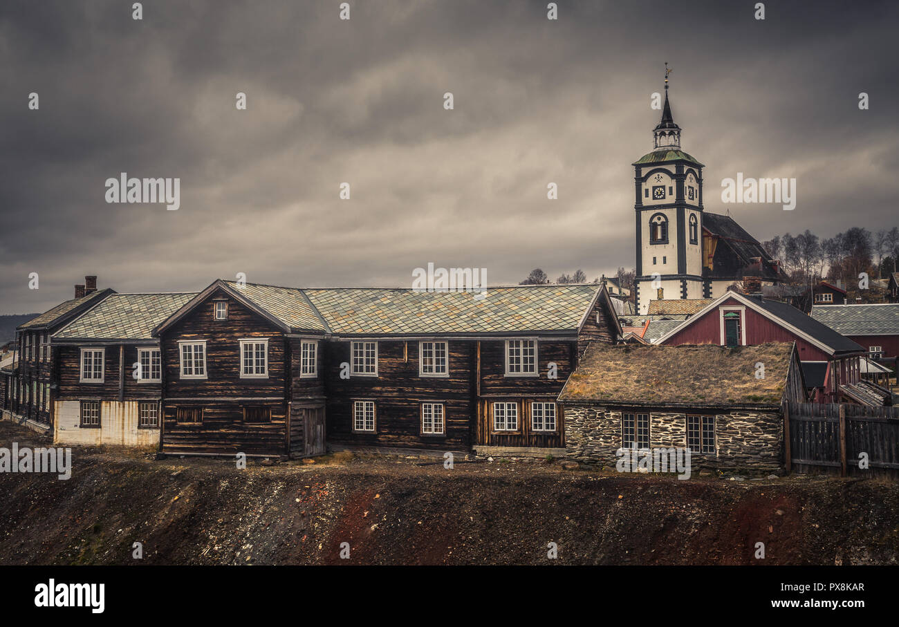 Città mineraria di Røros in Norvegia, fantastica originale vecchia cittadina norvegese, è impostato come un Sito Patrimonio Mondiale dell'UNESCO. Tradizionale architettura in legno. Foto Stock