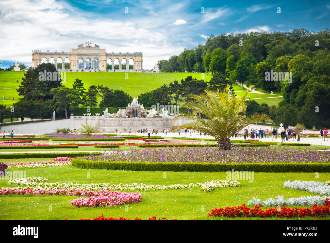 Visualizzazione classica del famoso Palazzo di Schonbrunn con scenic grande parterre giardino in una bella giornata di sole con cielo blu e nuvole in estate, Vienna Foto Stock