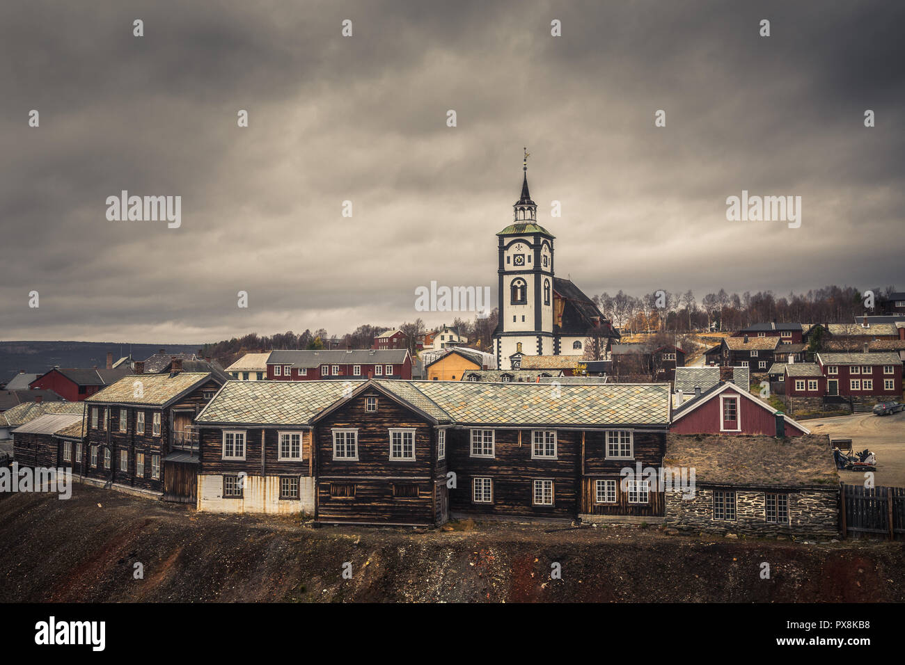 Città mineraria di Røros in Norvegia, fantastica originale vecchia cittadina norvegese, è impostato come un Sito Patrimonio Mondiale dell'UNESCO. Tradizionale architettura in legno. Foto Stock