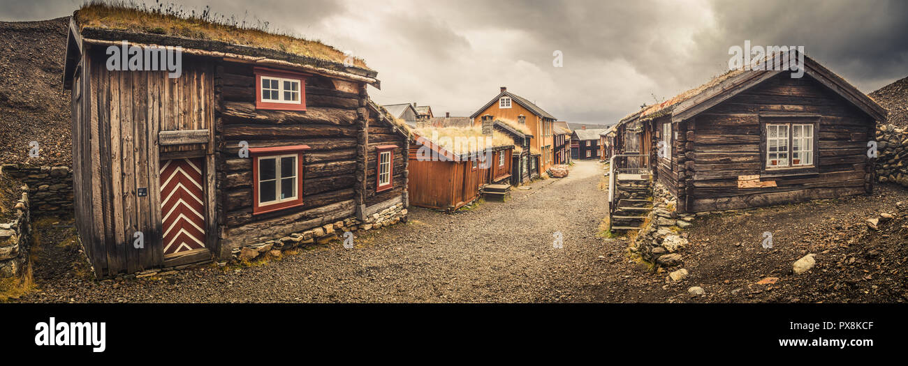 Città mineraria di Røros in Norvegia, fantastica originale vecchia cittadina norvegese, è impostato come un Sito Patrimonio Mondiale dell'UNESCO. Tradizionale architettura in legno. Foto Stock