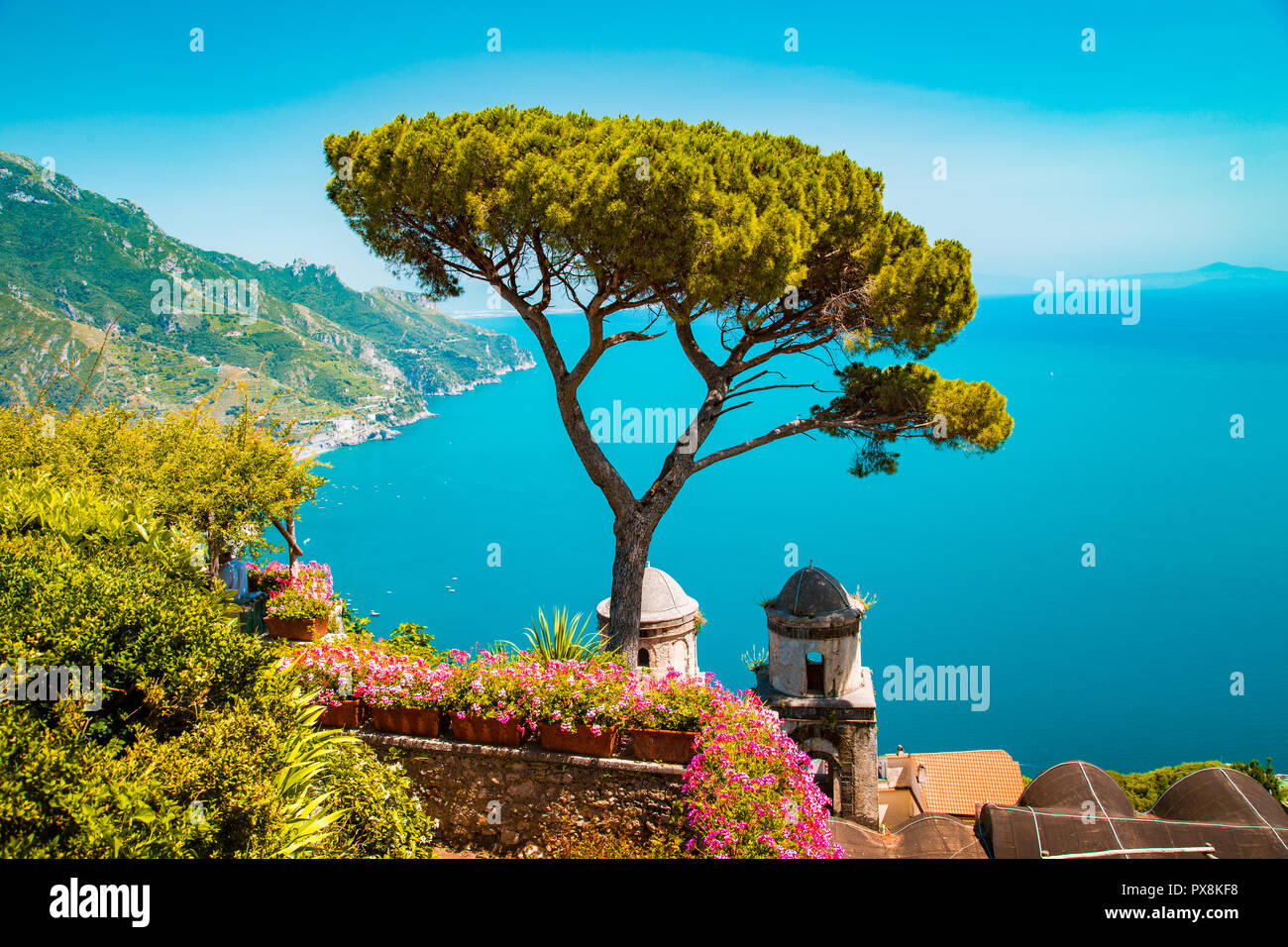 Scenic vista panoramica della famosa Costiera Amalfitana con il Golfo di Salerno da Villa Giardini Rufolo a Ravello, Campania, Italia Foto Stock