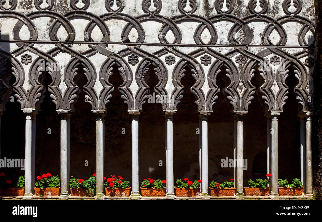 Bellissima vista del celebre chiostro colonne di Villa Rufolo a Ravello, Amalfi, Campania, Italia Foto Stock