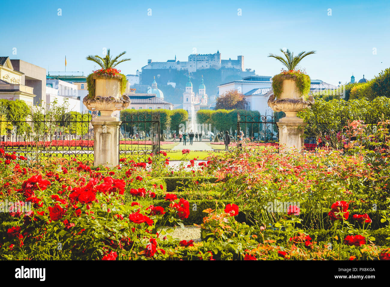 Visualizzazione classica dei famosi giardini Mirabell con la sua storica fortezza di Hohensalzburg in background in una giornata di sole in autunno a Salisburgo, Austria Foto Stock