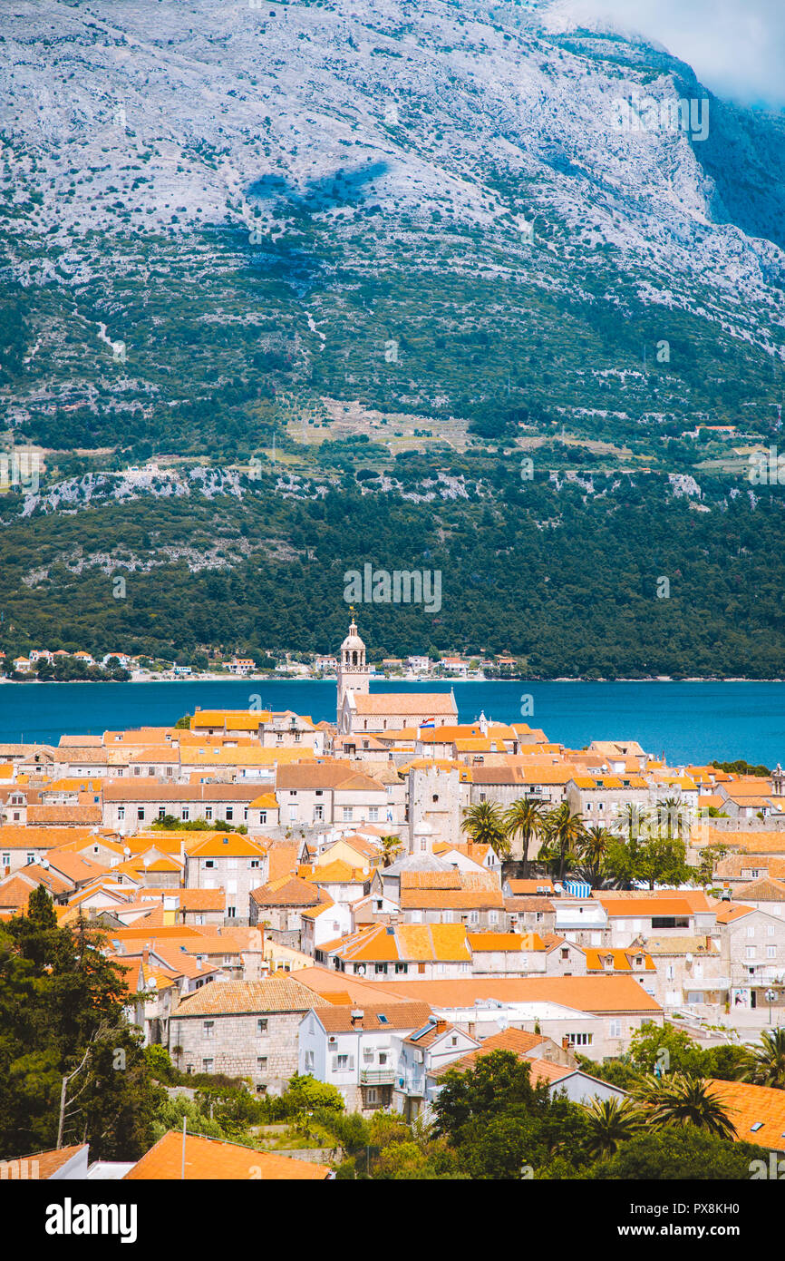 Bellissima vista sulla storica città di Korcula in una bella giornata di sole con cielo blu e nuvole in estate, Isola di Korcula, Dalmazia, Croazia Foto Stock