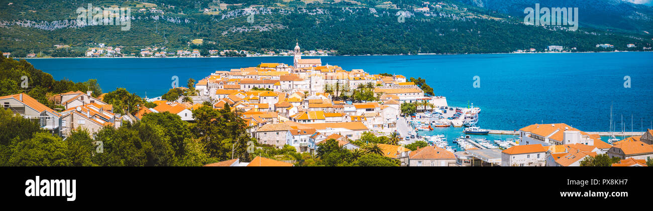 Bellissima vista sulla storica città di Korcula in una bella giornata di sole con cielo blu e nuvole in estate, Isola di Korcula, Dalmazia, Croazia Foto Stock