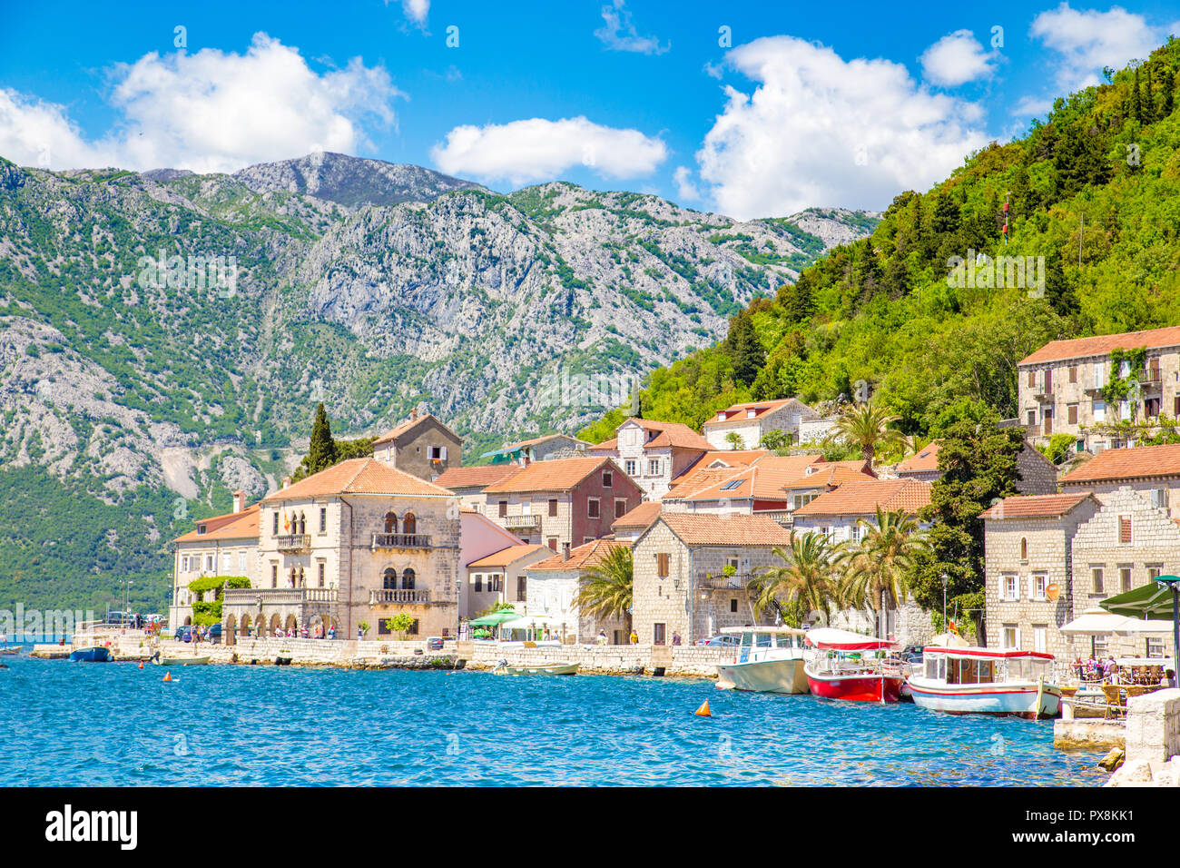 Scenic panorama della città storica di Perast alla famosa Baia di Kotor in una bella giornata di sole con cielo blu e nuvole in estate, Montenegro Foto Stock